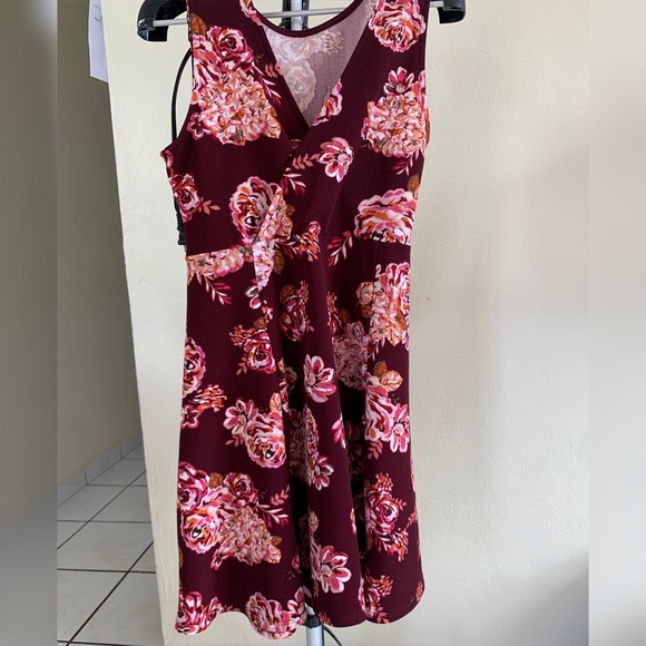 Sleeveless dress, flower print. - Picture 2 of 3